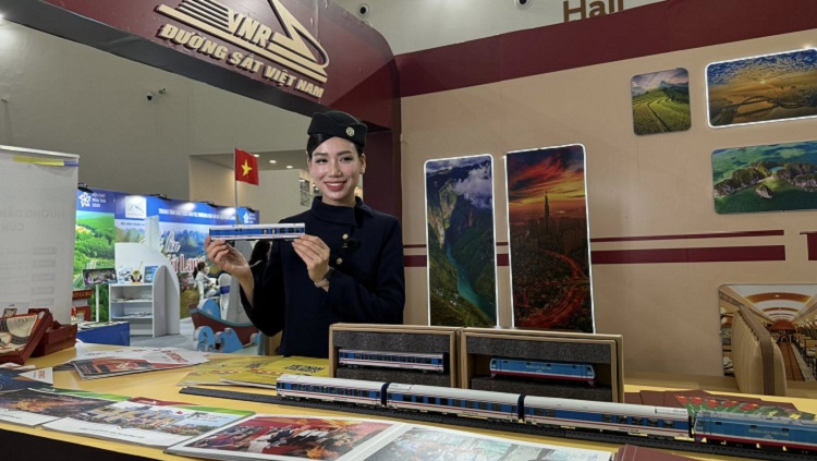 Check-in gian hàng Đường sắt Việt Nam tại Hội Chợ Mùa Thu nhận voucher giảm 20%